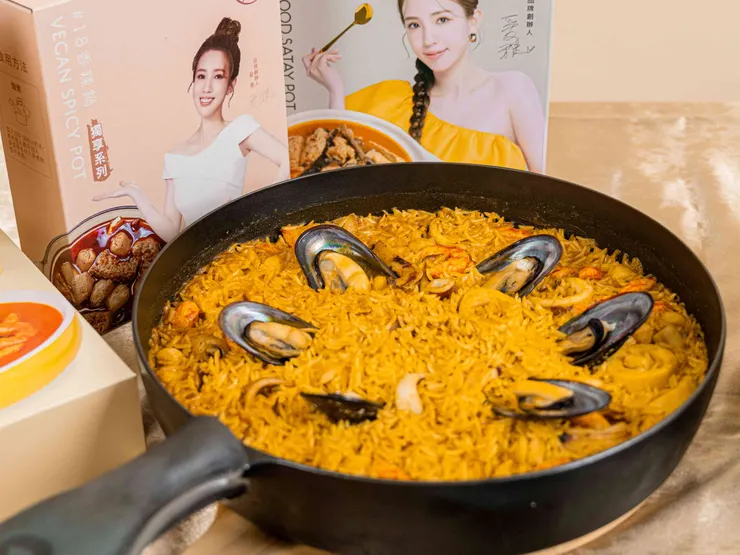 圖說:「叻沙海鮮飯」以濃郁海鮮叻沙饗味鍋為基底,再加入淡菜、蝦仁、干貝、中卷及白酒與印度香米大火拌炒,充滿濃濃東南亞風情。(資料來源:愛雅辣呦)