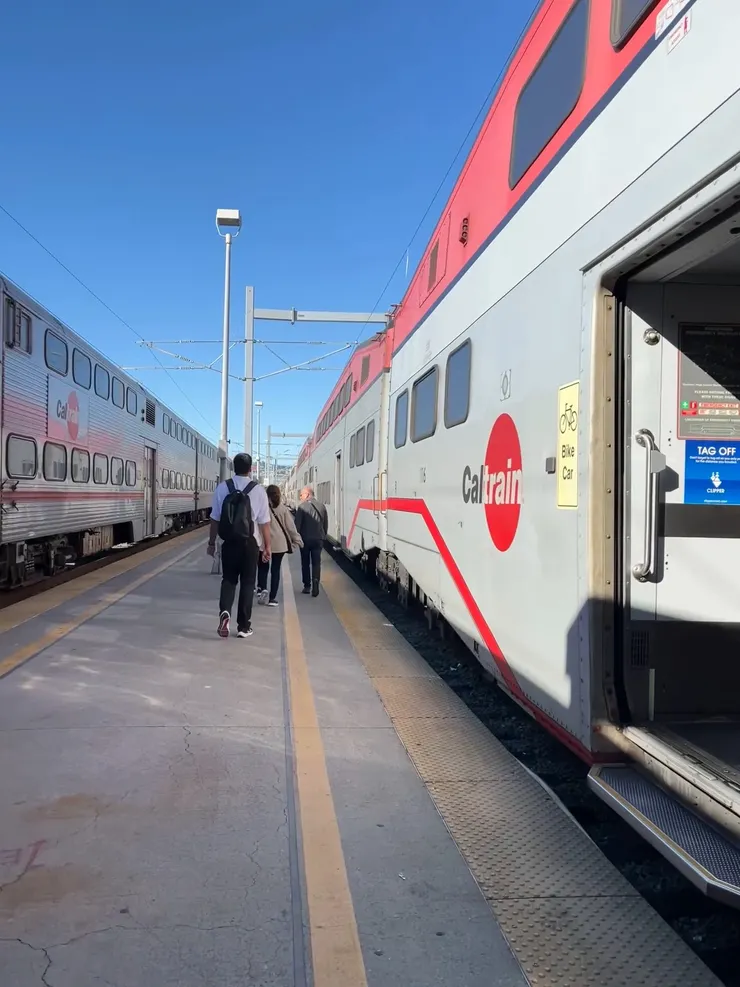 搭乘 Caltrain (加州列車) 前往史丹佛大學