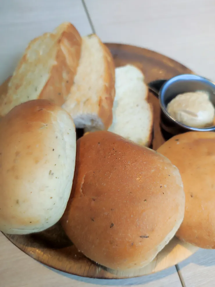 歐式麵包盤，義式麵包球、佛卡夏、黑糖奶油