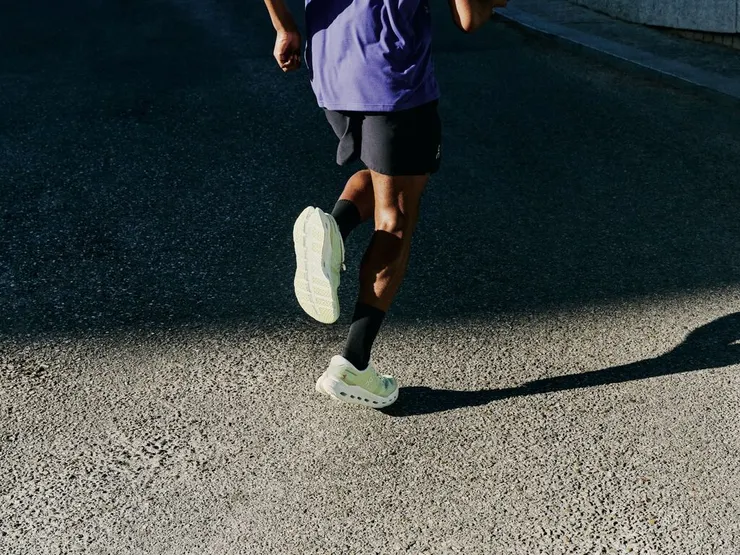 自信前行!瑞士On昂跑Cloudrunner 3重新定義支撐_形象照