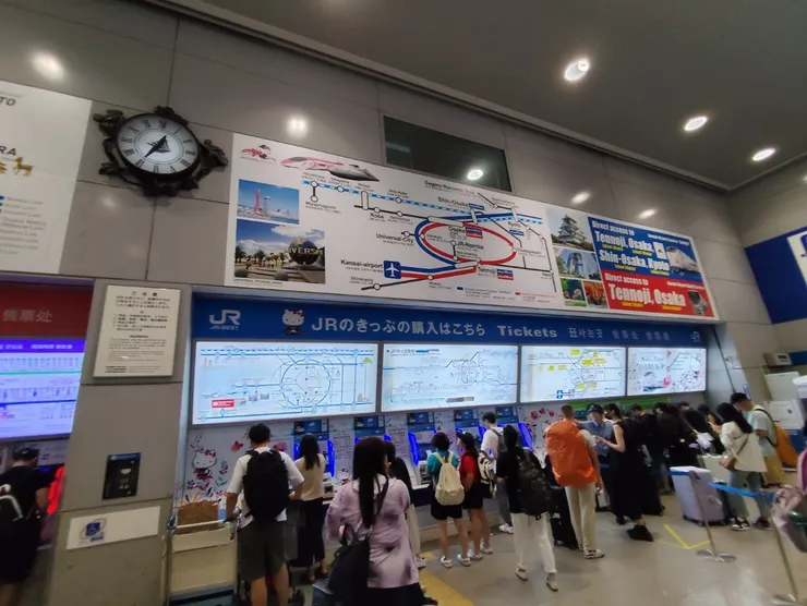 第一次的日本買車票，老婆在認真看🙄