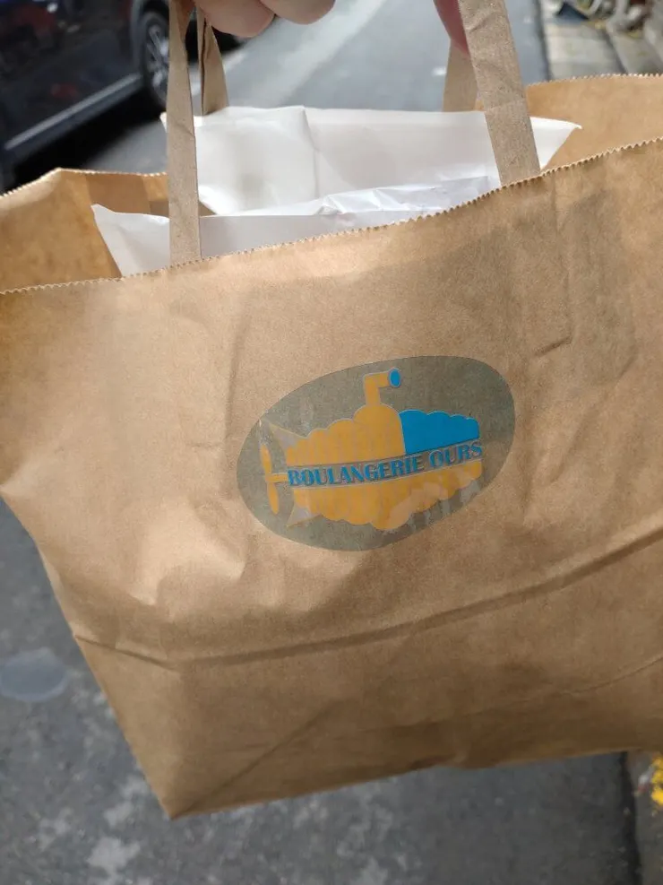 滿滿一袋的麵包，心滿意足