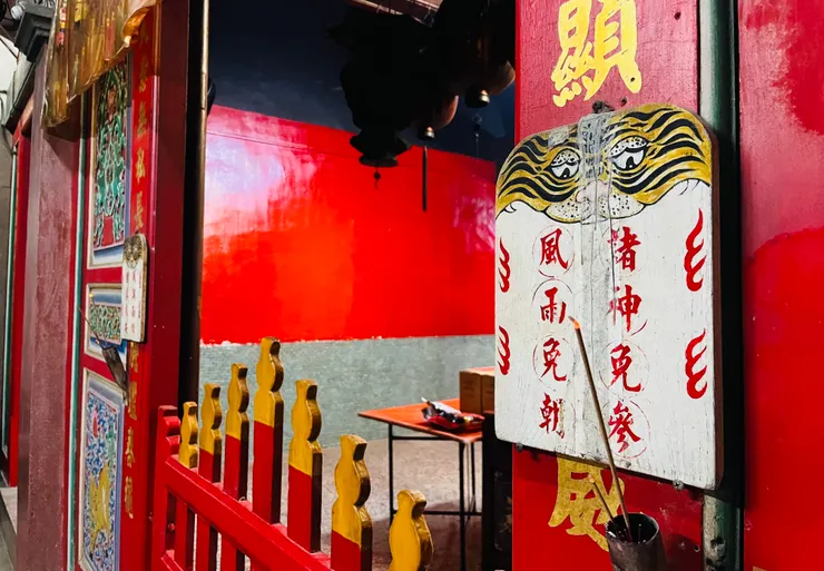 正門口上門神爐旁的木牌