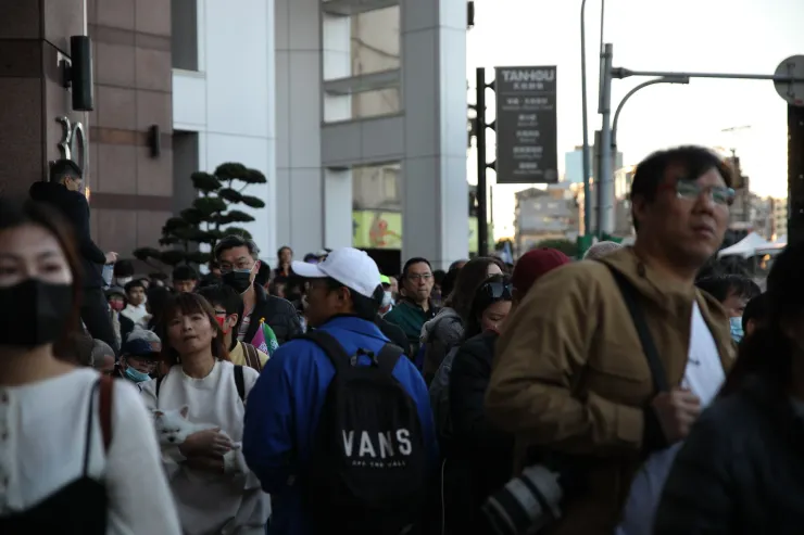 滿到人炸到人行道的現場