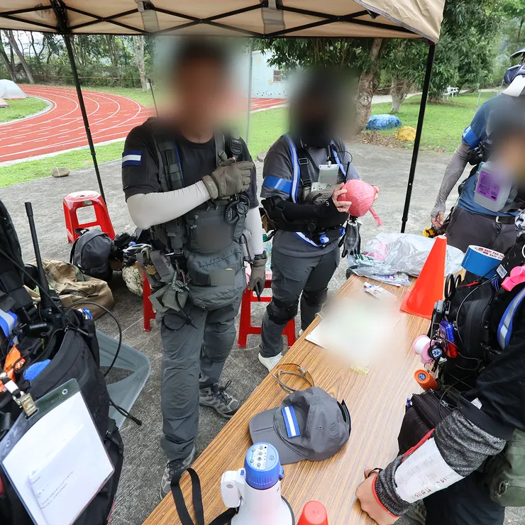 安全組成員的裝備配置胸掛、腰封、袖套等等