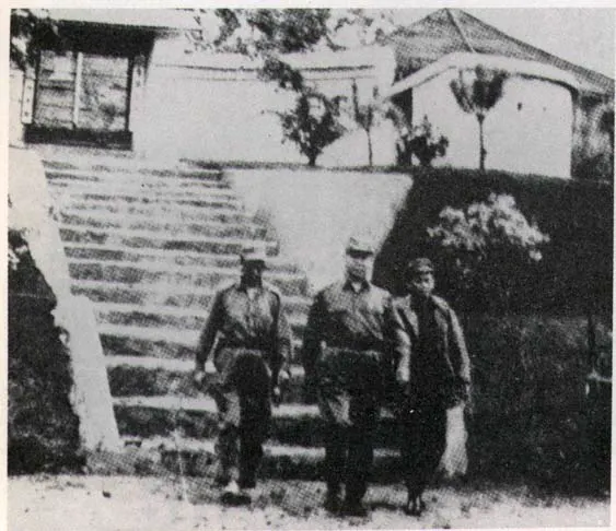 李文煥（中）步出營區。翻攝自覃怡輝著《金三角國軍血淚史》