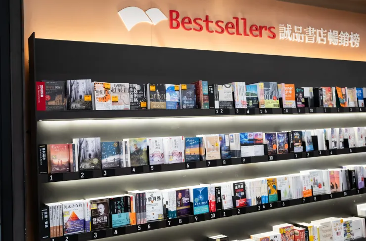 《記憶砌成的石階》並列誠品選書與華文創作暢銷榜