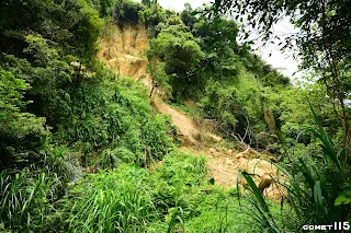 山壁崩塌可能是這條地塹比18號橋面高的原因