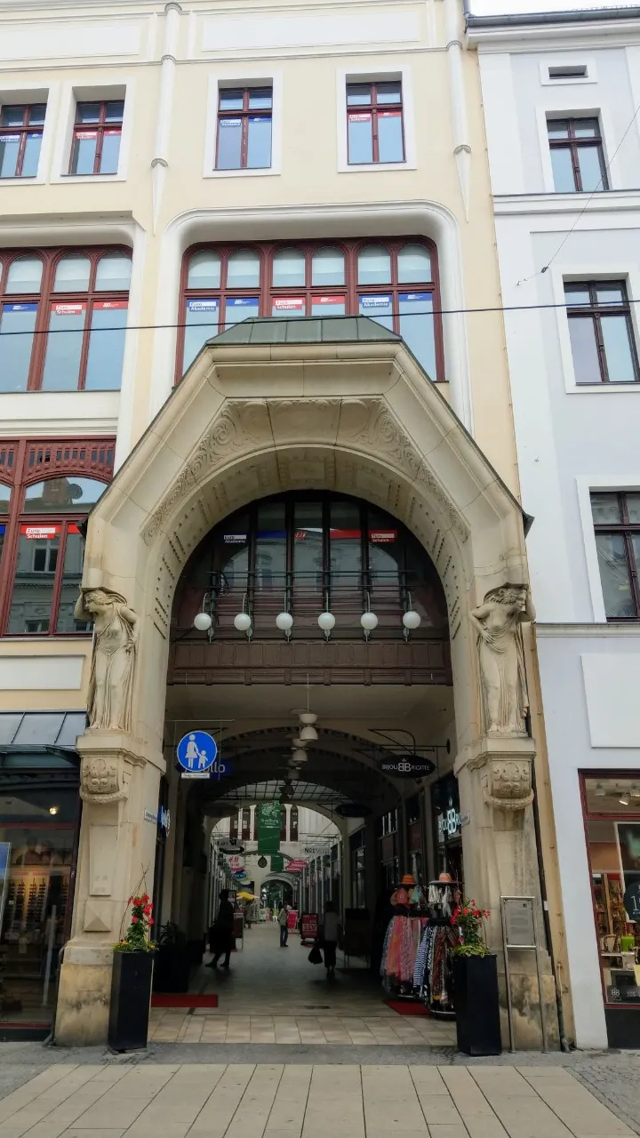 可穿越的購物街