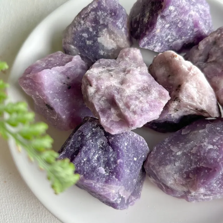 紫雲母原礦:照片來自我的水晶社群:水晶之森