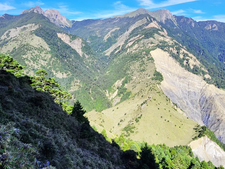 眺望玉山群峰及金門峒斷崖