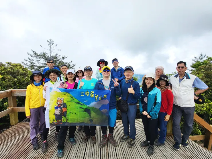 360度觀景台北縣H:2350公尺)可眺望聖稜線，可惜今天雲霧太厚，白牆一片，擔心有午後雷雨，就不上榛上，沿O型步道下山。