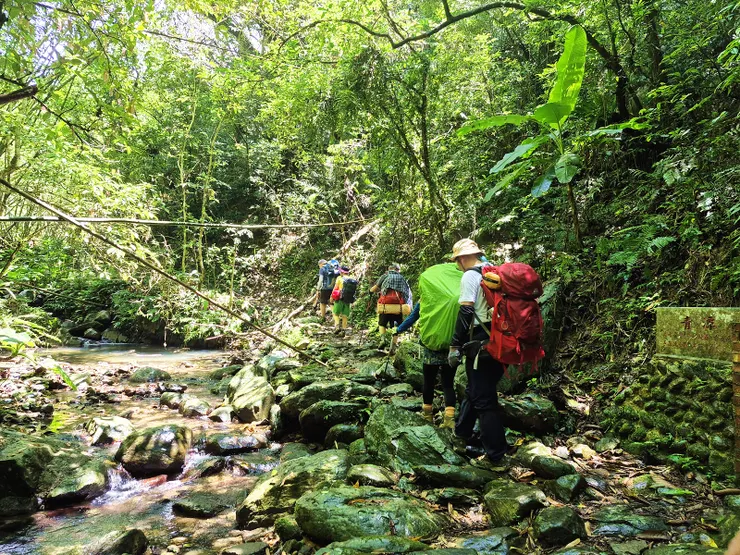 青潭因潭水青青且清澈見底而得名，無論是先民或是今日的遊客都會為之所吸引，在此停留休憩。