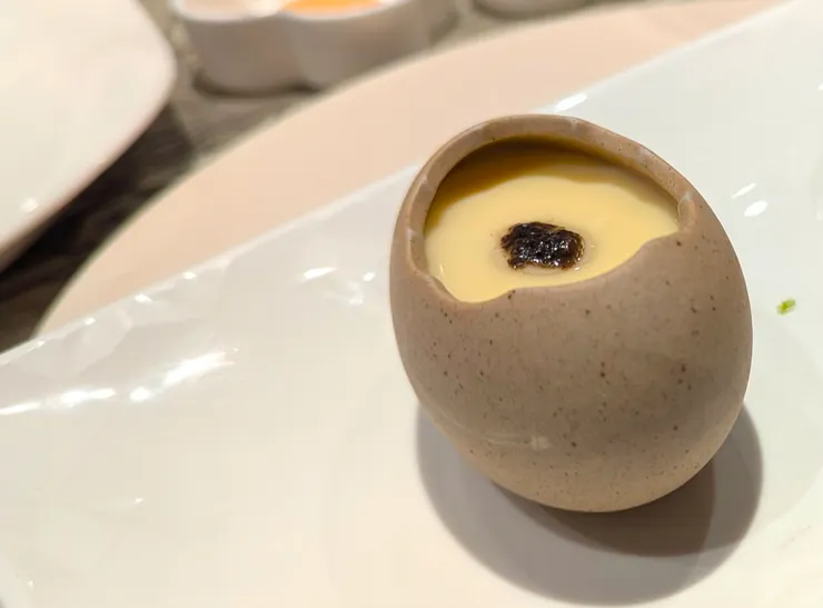 熱前菜是雞蛋形狀的松露蒸蛋很開胃