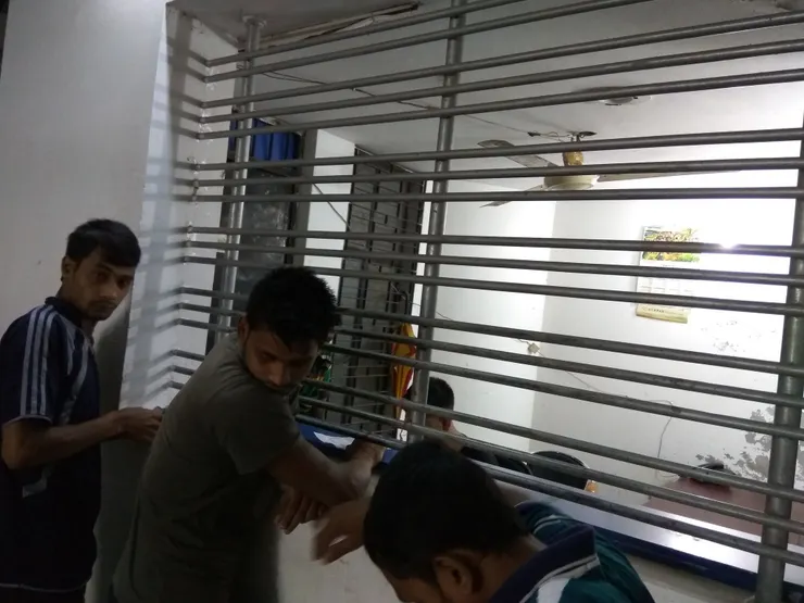 傳統方式運作的孟加拉快遞公司,櫃檯前擠滿人