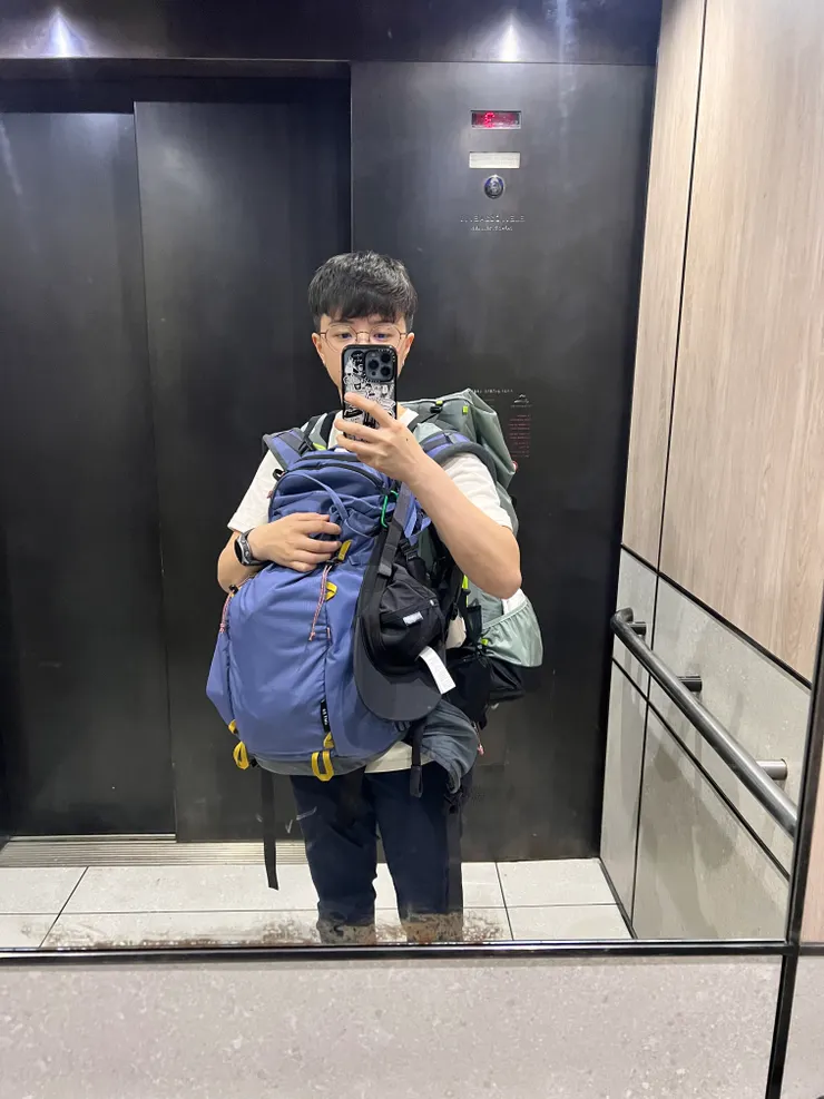 肩上的兩個包包,將是我接下來數個月所擁有的一切。