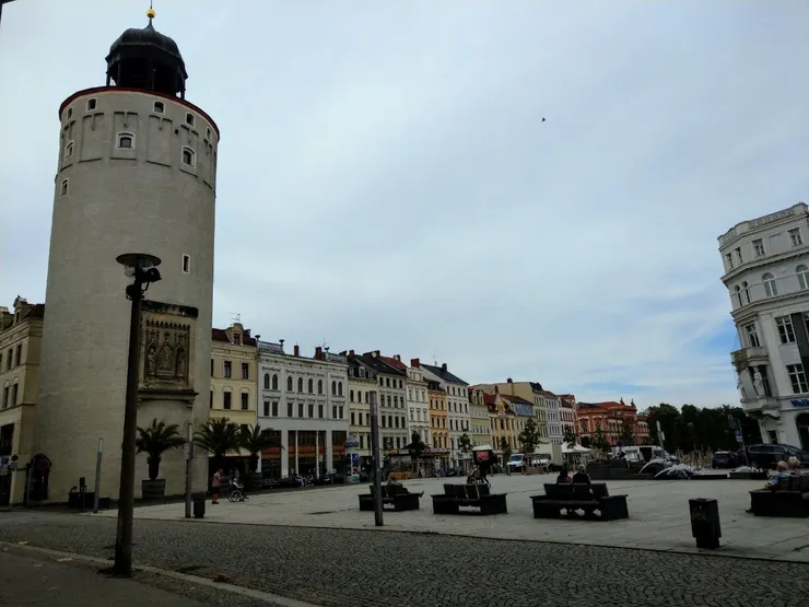 左邊白白的塔是厚塔Dicker Turm，高46m，下部牆厚達5.34m