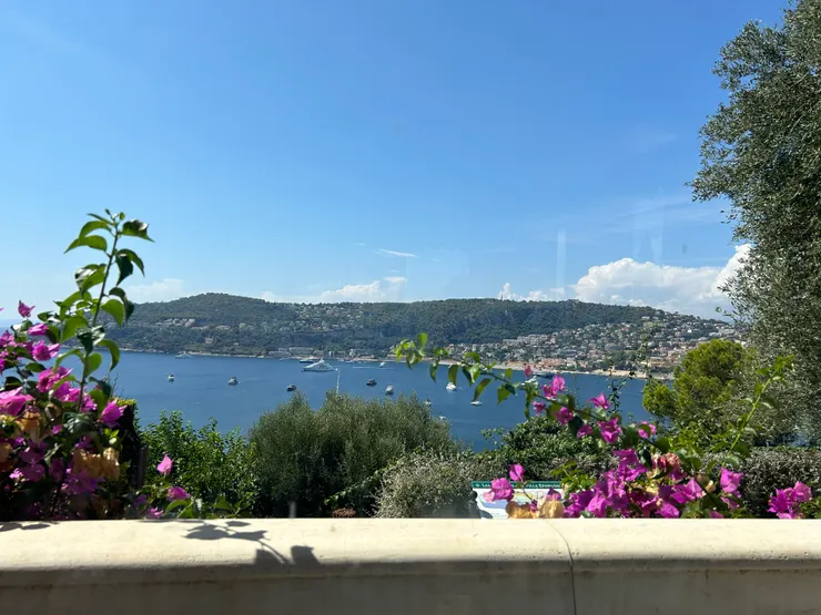 花園別墅餐廳靠窗位的景色 | photo by the author