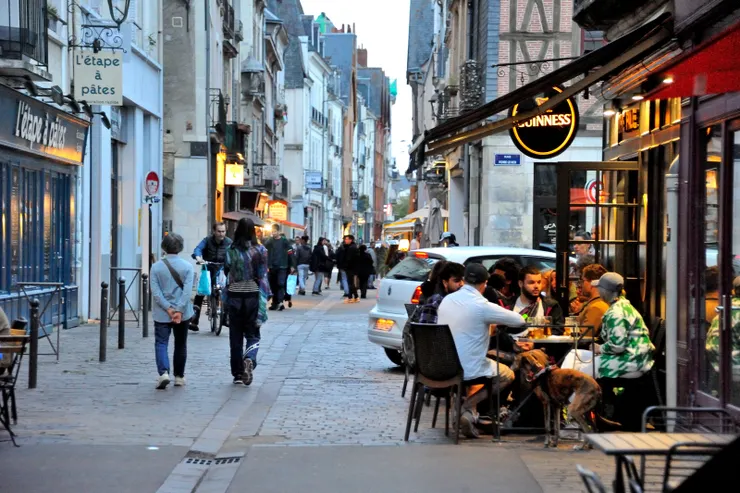 【石板路商家燈火與人面相映暖,不留戀自炊也很好返家八點半!離開大教堂20:00出頭,經過老城區慢慢走去停車處,順便補充些食材回家自炊。】