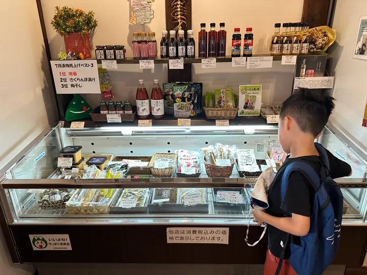 店內的在地農產品雜貨店