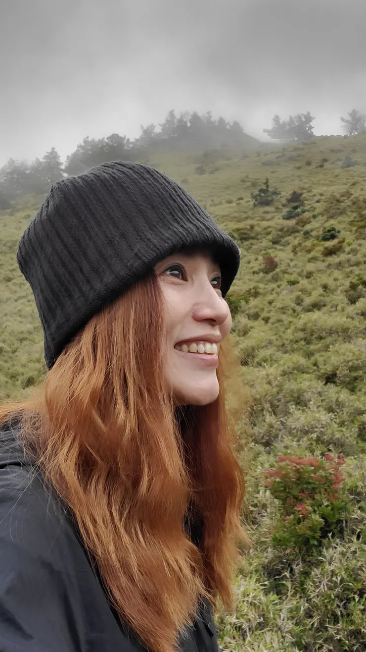 在妹池逛大街的女子，正在自拍第1萬零1張！！