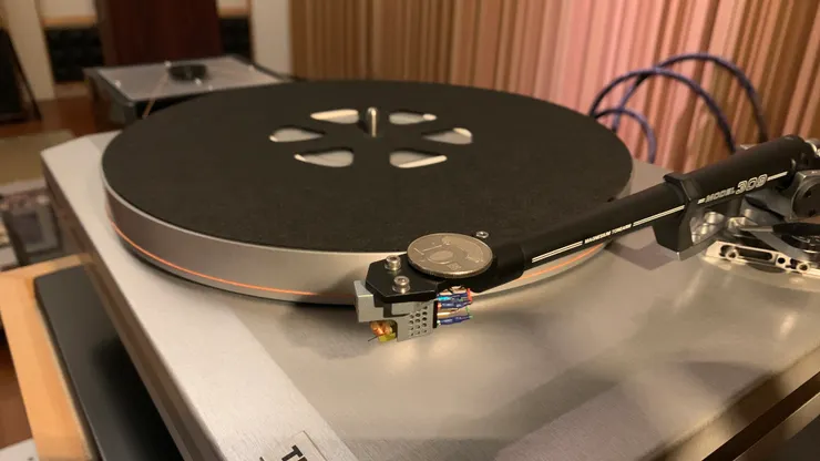 10 元硬幣固定於唱頭殼上