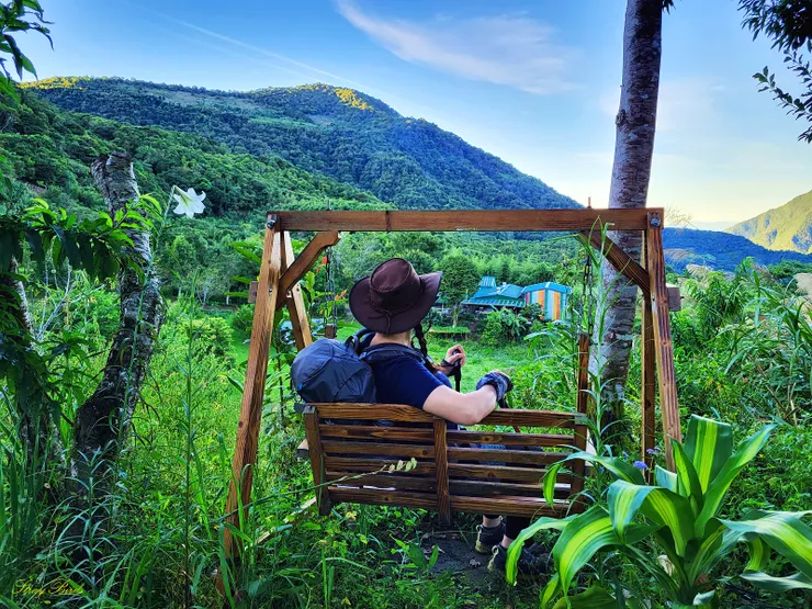 翌日配合另一隊要單攻清水山的行程，一早4:00起床用餐，用完餐等友隊先出發後，再慢慢重裝前往清水山，5:30來到彩虹屋，真是世外桃源。