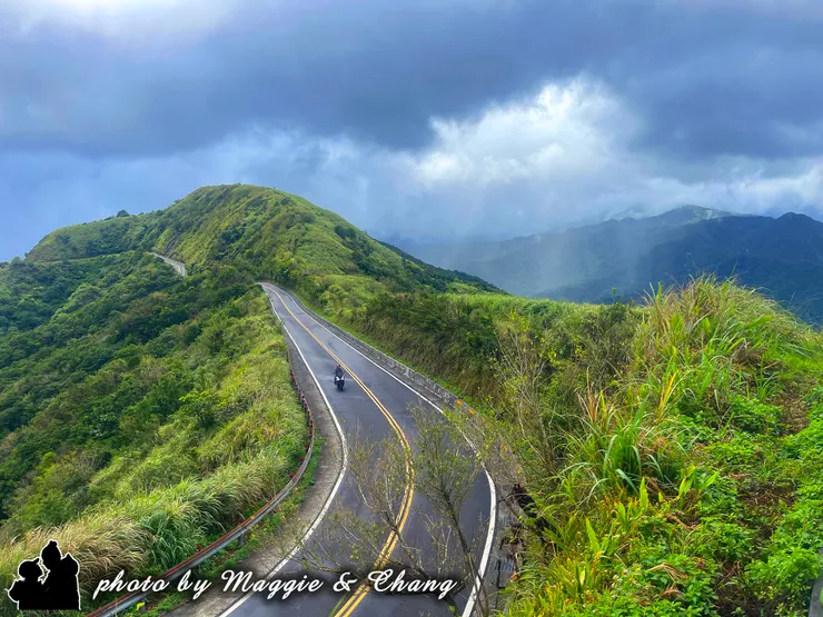 位於台102線公路上，因為高聳於山間，以及不多的車流量，而有了寂寞公路的美稱。