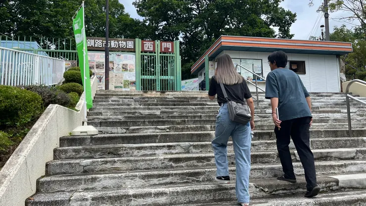 開車的話會從西門進動物園。