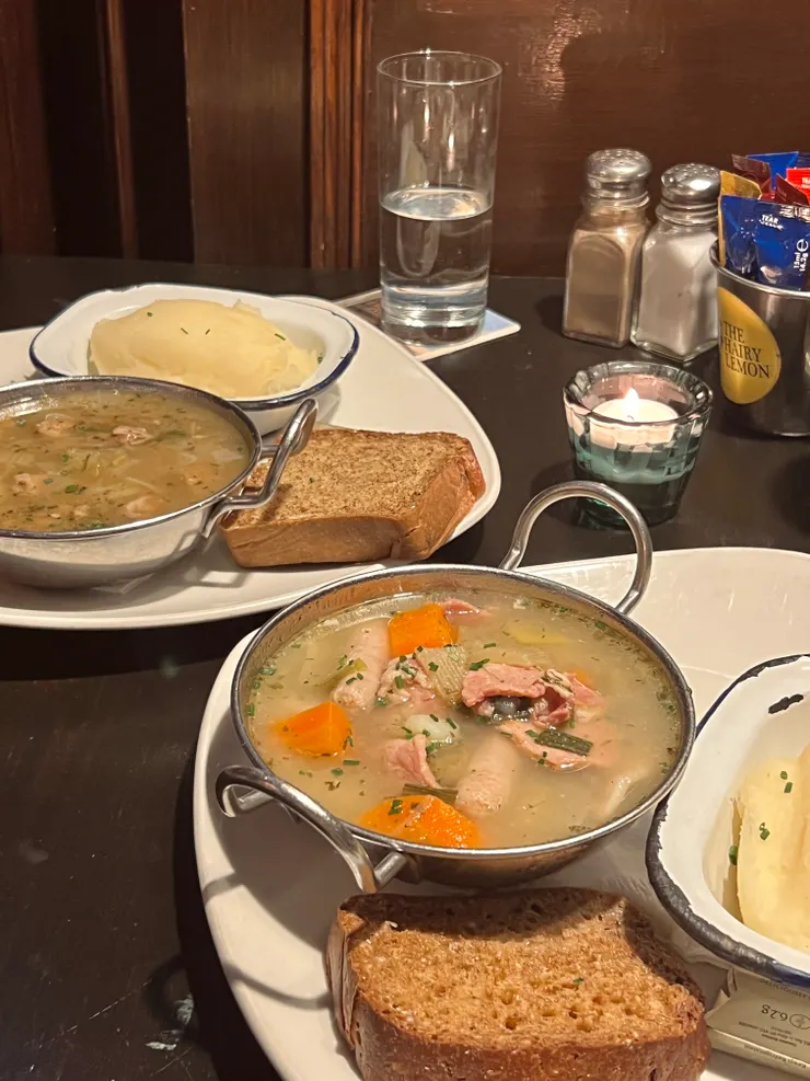 前景為愛爾蘭燉鍋搭配馬鈴薯泥與蘇打麵包 (Joy 攝於 The Hairy Lemon)