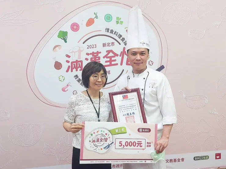 福容大飯店台北二館主廚卓竑諺所製作的「錦繡彩蔬豆腐可樂餅佐豆香優格」獲得第三名。