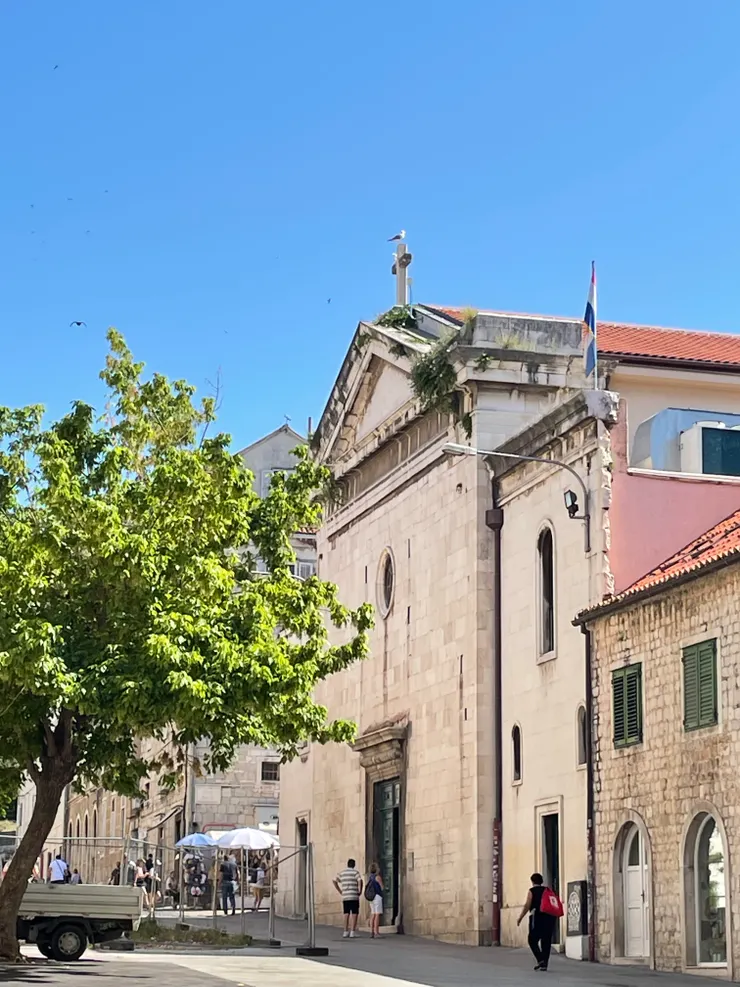 銀門旁市集角度側拍