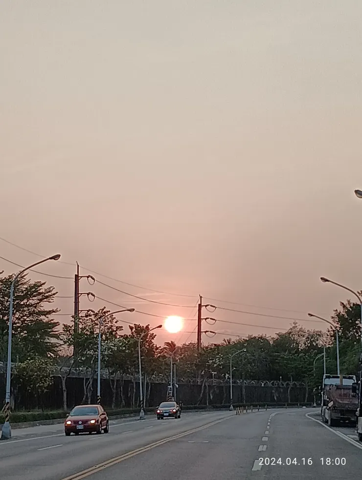 居家旁路遇夕陽，自拍攝
