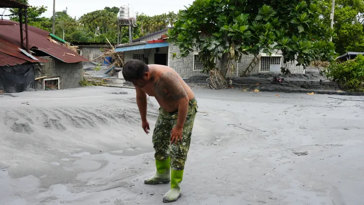 挖土挖累了在滅頂區休息的災戶