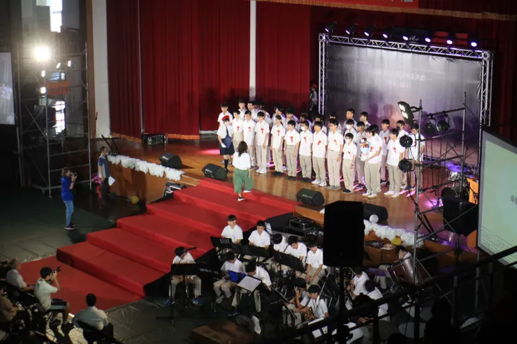 導師從紅色階梯走向班級學生