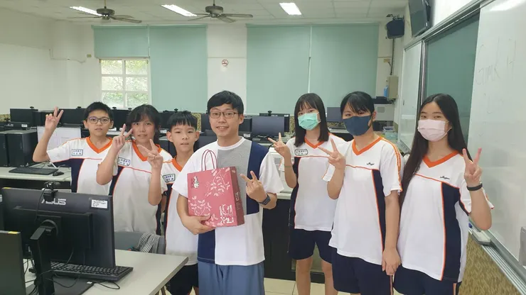 收到學校與孩子們的 🎓結業感謝小卡