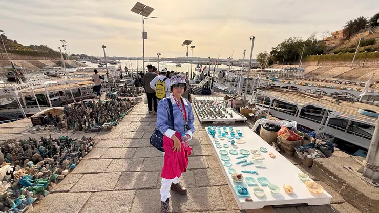 往小船停泊處的路徑，兩旁都是攤販。