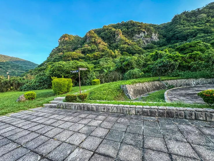 大溪端登山口有少數的停車格。