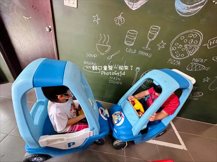 「媽媽，我要玩這個。我也要開車子。」