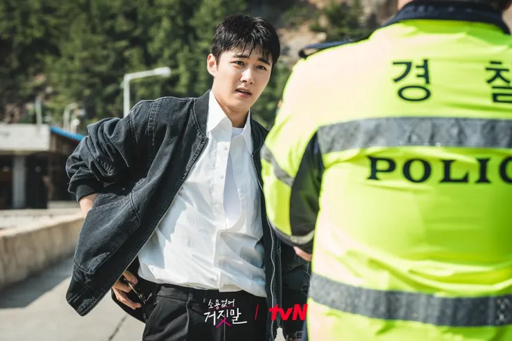 工作中的李康民。(圖: tvN)
