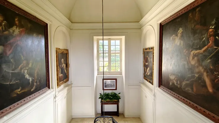 【登往二樓的梯間兩側壁面也掛了畫作】