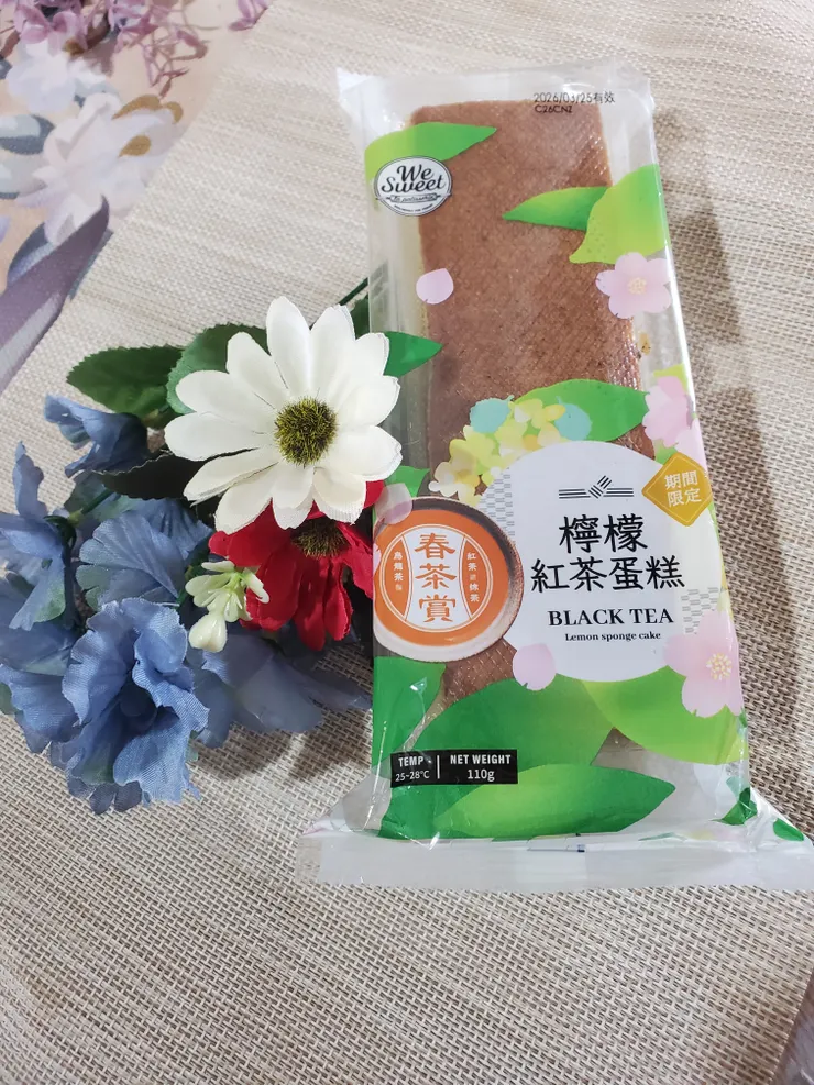 在全聯常溫麵包、蛋糕架子上