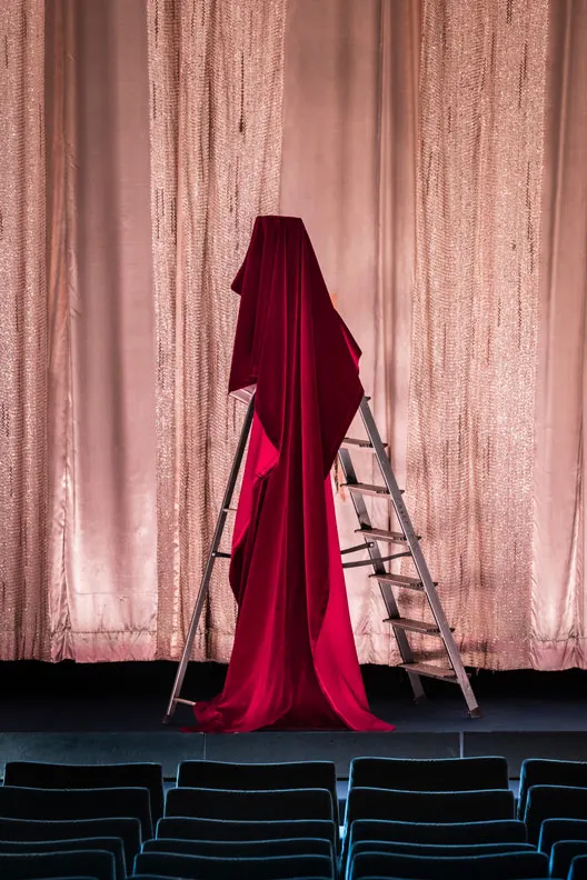 影廳的紅布幔，3公尺長，159.9歐元