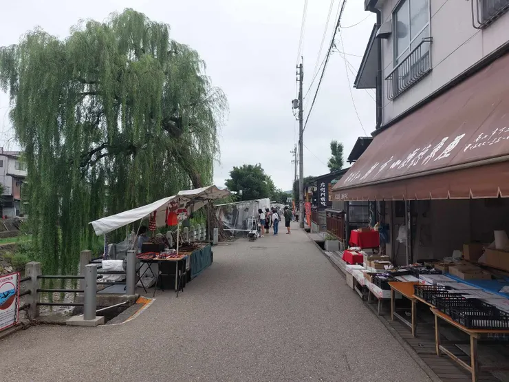 宮川朝市的景色，旁邊就是柳樹，非常浪漫