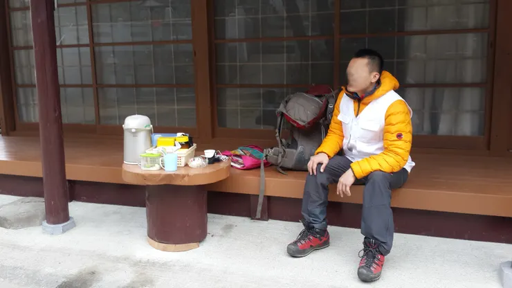 被接待中,先前說的白背心就是圖片中那件