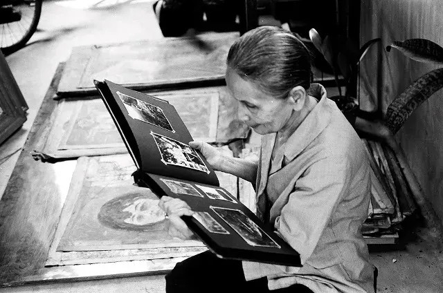 ▲1979年，張捷於嘉義故居，地上擺放的是陳澄波遺作。  來源：財團法人陳澄波文化基金會，李賢文攝。