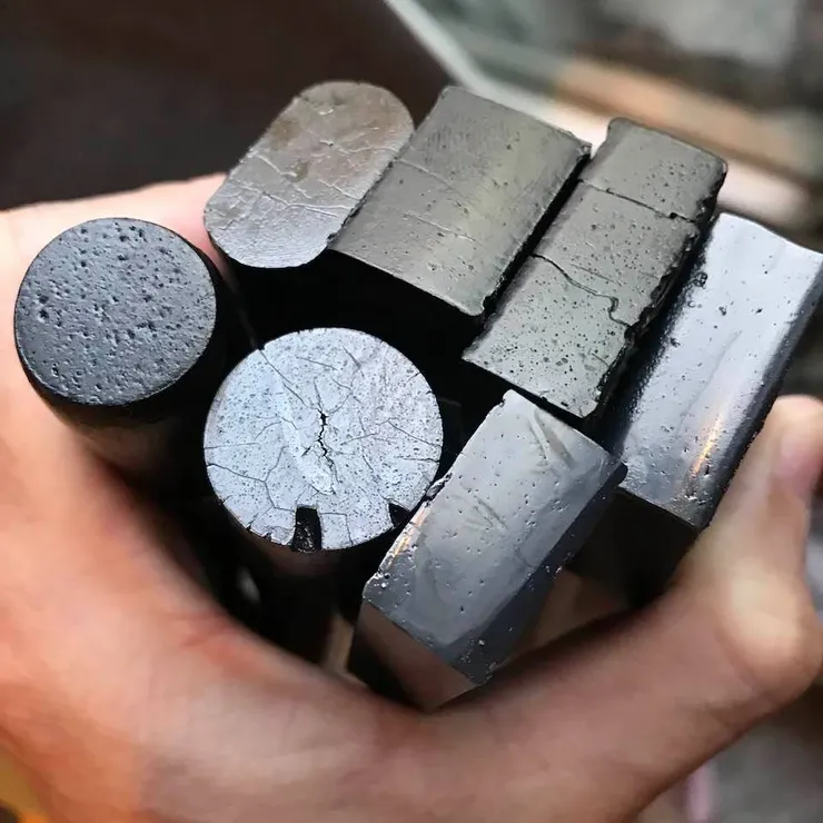 上下排最右邊那兩碇研磨斷面漂亮的墨皆是日本古梅園製墨。