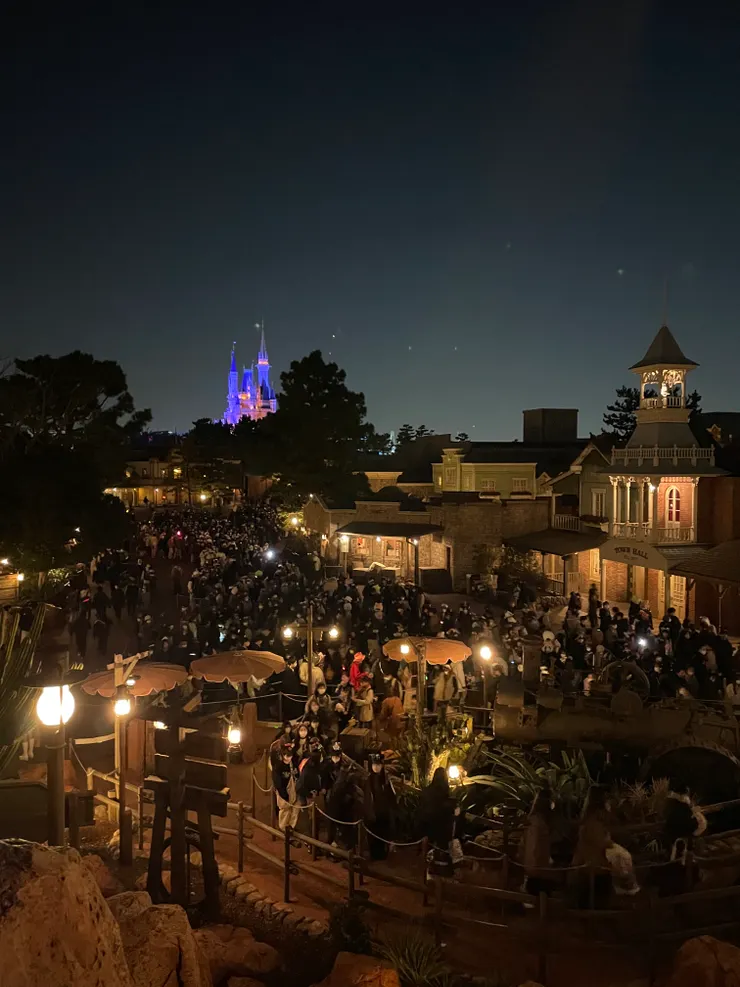 很晚了還是一堆人在玩