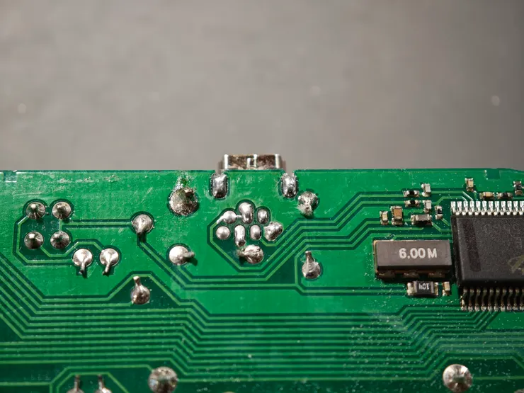 背面的電路版也一併清洗乾淨。