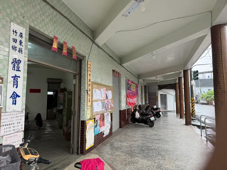 雨勢過大，躲進騎樓裡